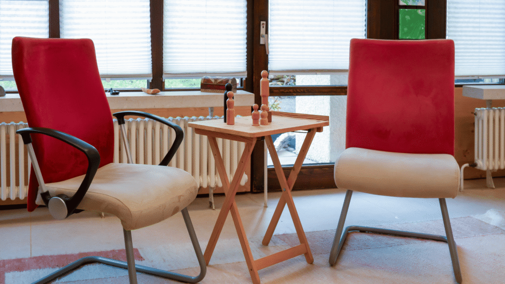 Zwei Stühle in einem ruhigen Praxisraum für therapeutische Gespräche in Seewald