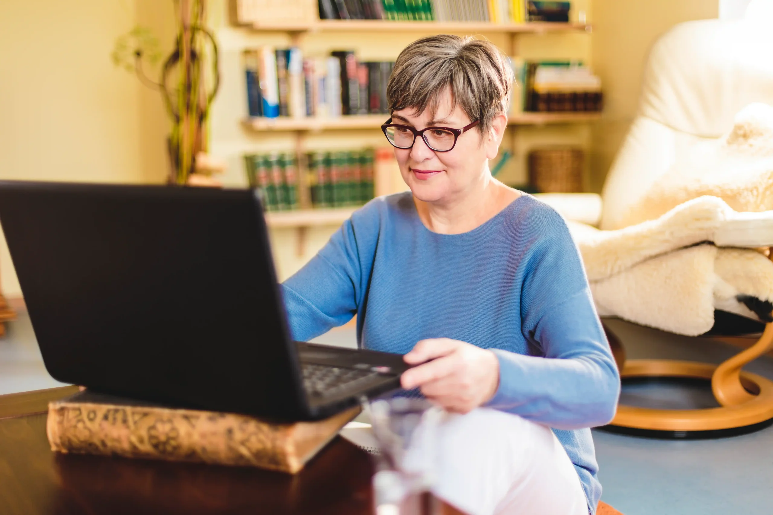 Kathleen Kunze bei der Arbeit in ihrer Praxis in Seewald