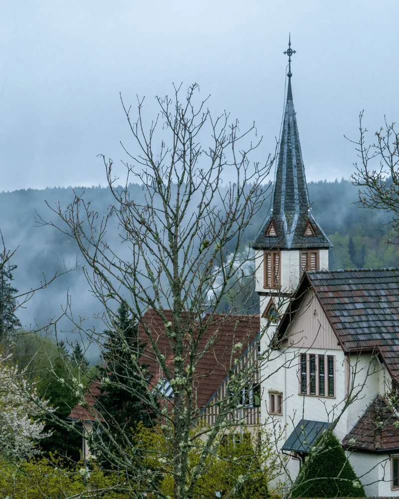 Kirche bei Seewald im Nebel – Symbol für Orientierung und Hoffnung bei Depression Kirche im Nordschwarzwald bei Seewald im Morgennebel – ein Bild für Hoffnung und Orientierung bei der Frage was tun bei Depressionen