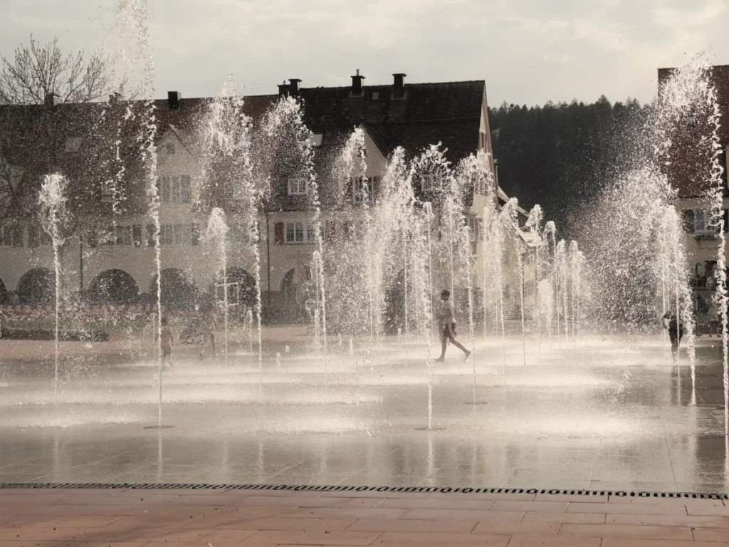Freudenstadt Marktplatz mit Brunnenanlage – Heilklimatischer Kurort im Schwarzwald