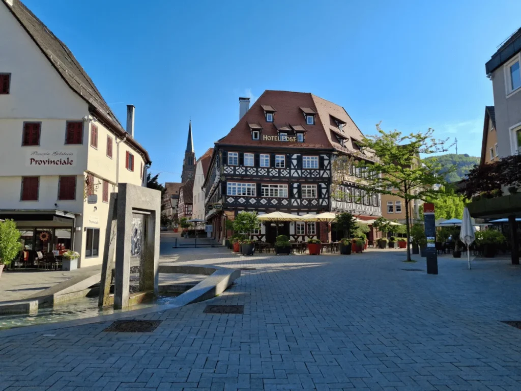 Psychologische Hilfe in Nagold – Blick auf die Altstadt von Nagold mit Marktplatz, Fachwerkhaus und Kirchturm bei blauem Himmel.