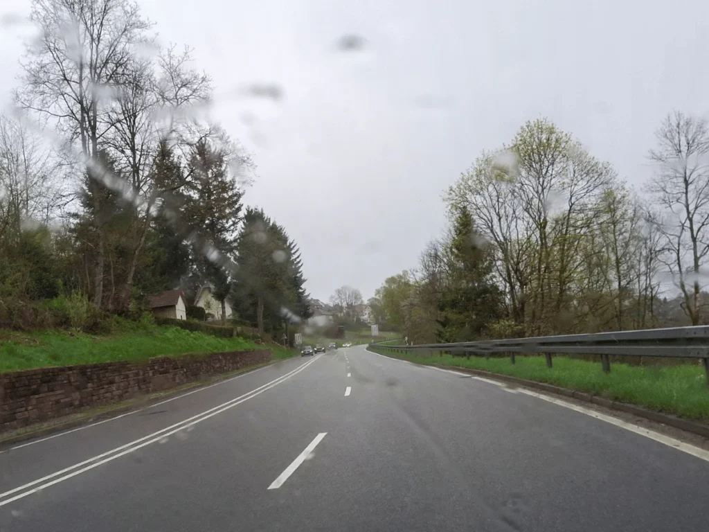 Straße bei Regen zwischen Baiersbronn und Freudenstadt – der Weg führt weiter Regennasse Straße im Nordschwarzwald zwischen Baiersbronn und Freudenstadt – ein Sinnbild für kleine Schritte trotz trüber Stimmung