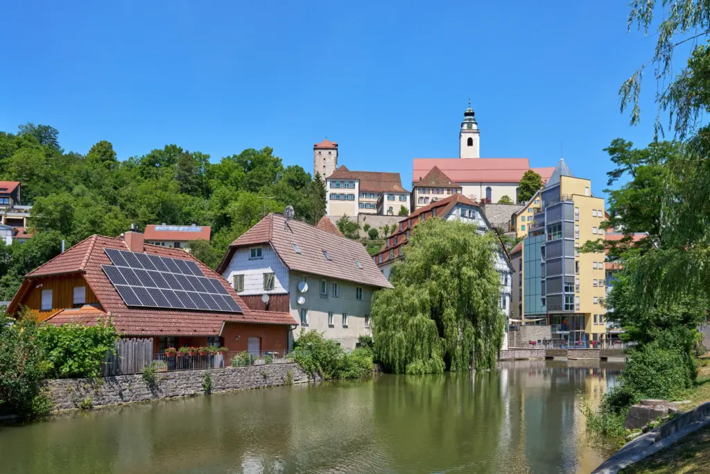 Psychologische Unterstützung in Horb – Blick auf den Neckar in Horb mit Häusern, Kirche und Altstadt am Ufer.