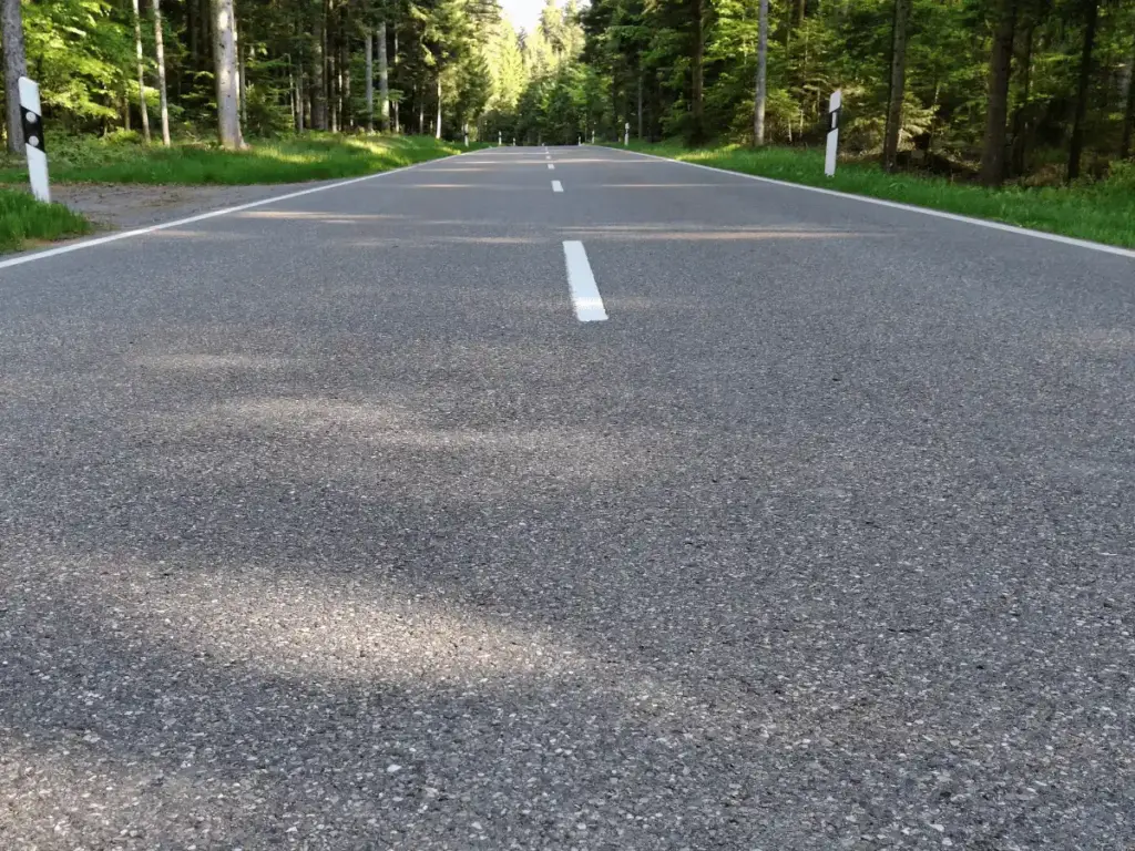 Gerade Waldstraße im Schwarzwald bei Seewald – erste Schritte wenn Gedanken nachts kreisen