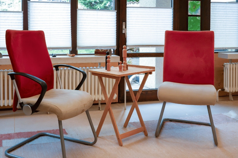 Therapeutischer Raum mit Systembrett für Psychotherapie bei Erschöpfung Therapieraum mit Systembrett in Seewald – Begleitung bei depressiver Verstimmung