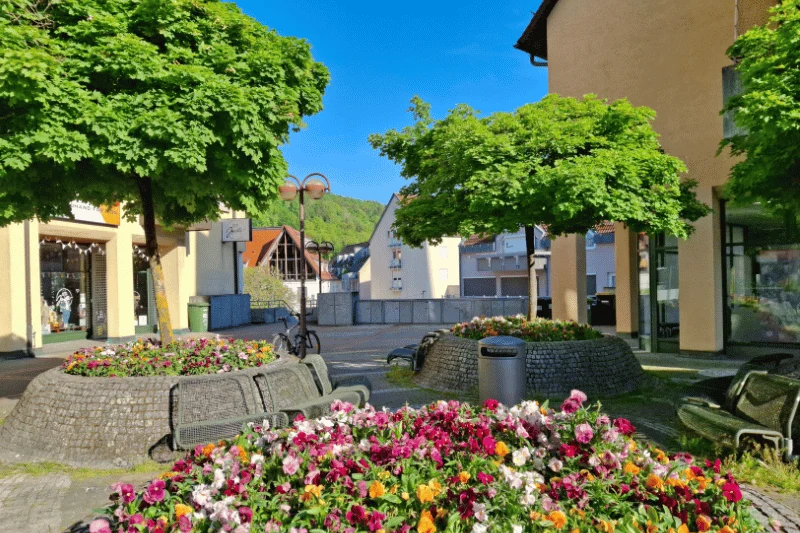 Neue Wege bei generalisierter Angst – Hoffnung und Neuanfang im Nordschwarzwald Generalisierte Angst Therapie Nordschwarzwald – bunter Platz in Nagold symbolisiert Hoffnung und Neuanfang
