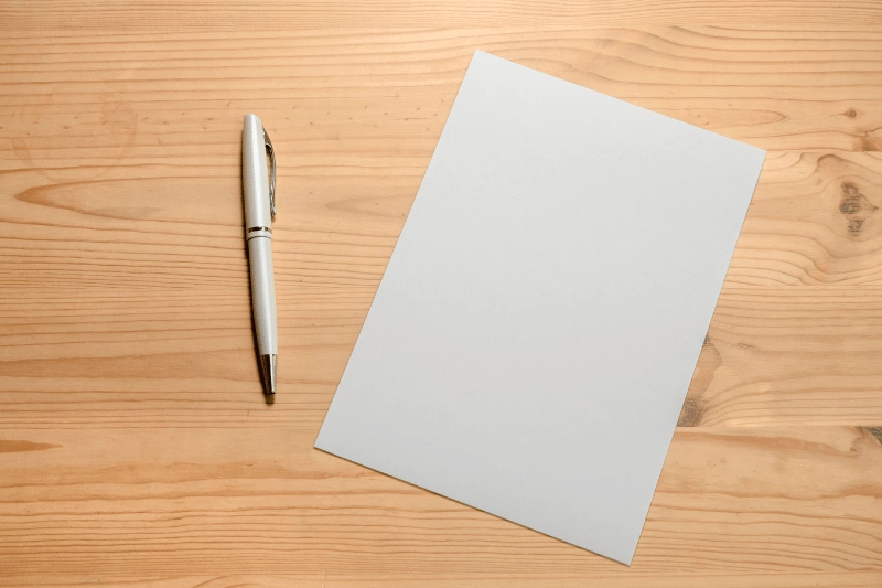 Selbsttest generalisierte Angst – Bin ich empfindsam oder bereits überfordert? Selbsttest generalisierte Angst – leeres Papier mit Stift symbolisiert Selbstreflexion und erste Schritte