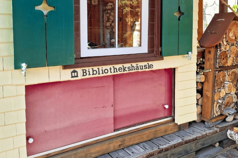 Bibliothekshäusle in Freudenstadt – kleine Orte der Begegnung Bibliothekshäusle in Freudenstadt mit offenen Fensterläden als Symbol für Offenheit und erste Schritte