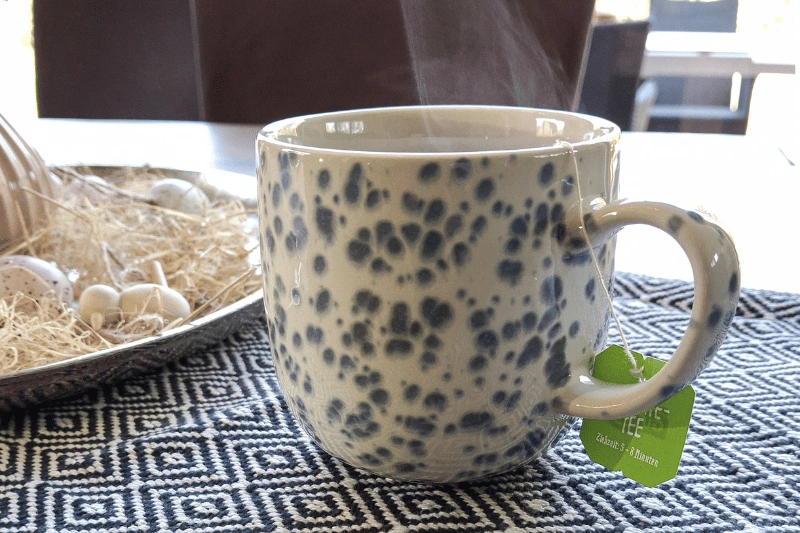 Eine Tasse Tee als Moment der Ruhe bei Krankheitsangst Angst vor Krankheiten – dampfende Teetasse als Symbol für Innehalten und Selbstfürsorge