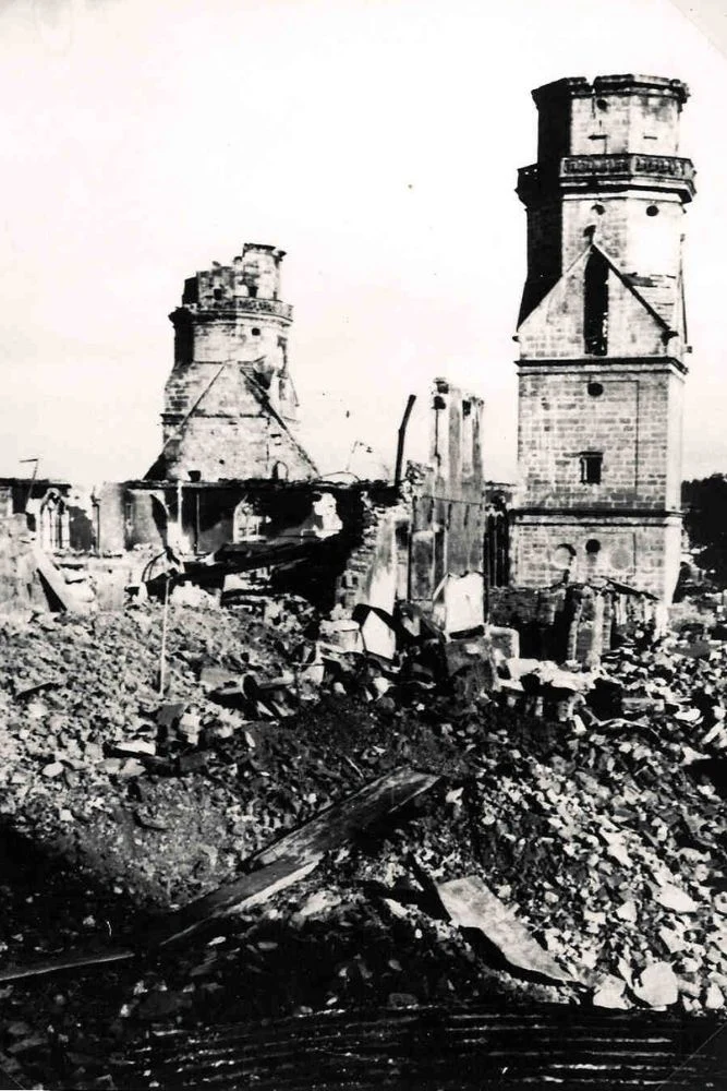 Historisches Foto der zerstörten Stadtkirche Freudenstadt 1945 – Symbol für Zusammenbruch und Wiederaufbau